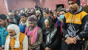 حاضرین بارگاہ رسالت میں صلاۃ وسلام پیش کرتے ہوئے