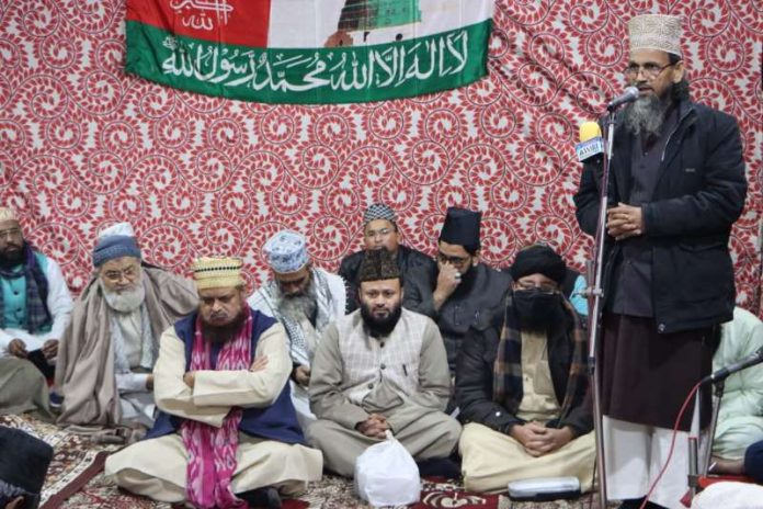 مولانا مقبول احمد سالک مصباحی دہلوی خطاب کرتے ہوئے